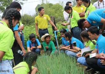 សិស្សចុះមើលតាមកស្និដ្ឋាន