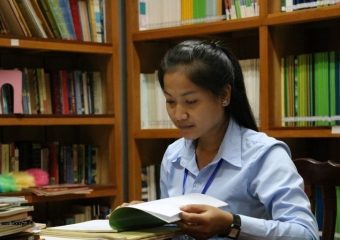 សិស្សក្នុងបណ្ណាល័យ